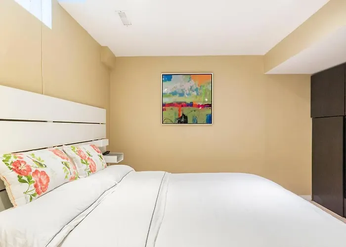 Cozy Apartment In Newmarket
