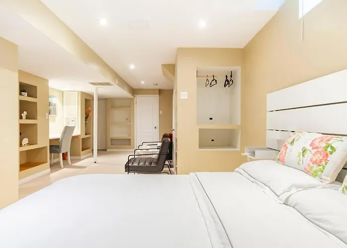 Cozy Apartment In Newmarket