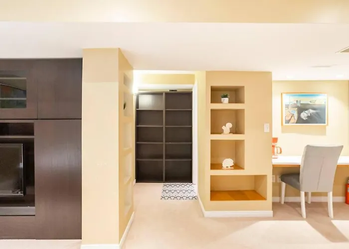 Cozy Apartment In Newmarket