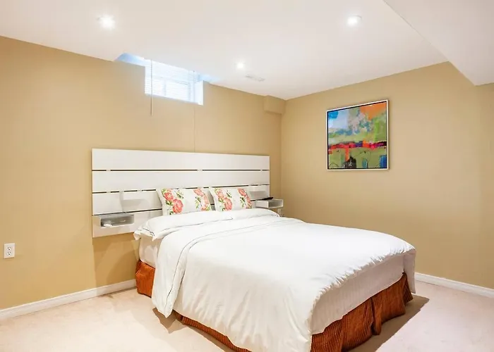 Cozy Apartment In Newmarket