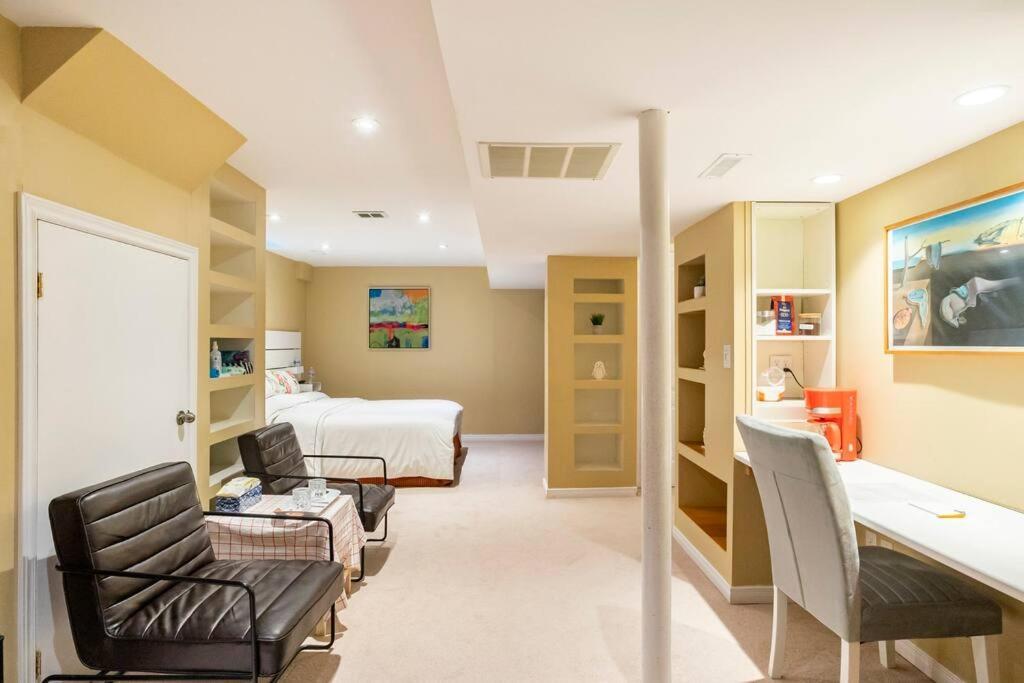 Cozy In Apartment *